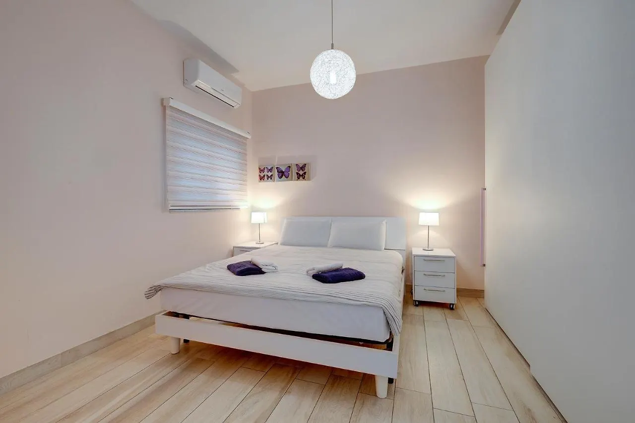 Stylish 3 Bedroom Holiday Apartment In St Julians San Julián 0*,